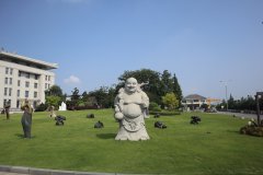 J9国际集团雕塑：陵园中的历史与文化交响